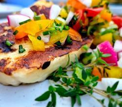 Healthy veggies and halloumi